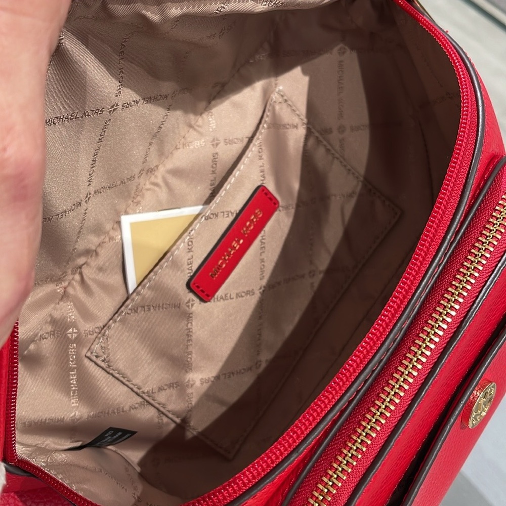 MICHAEL KORS
Maisie Large Pebbled Leather 2-in-1 Sling Pack
Bright Red
NWT - Picture 12 of 16